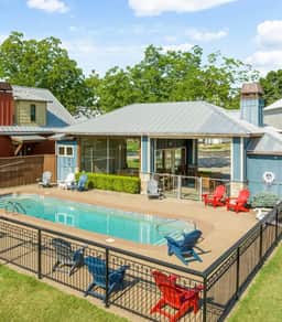 15% off gorgeous cottage, hot tub, pool, fishing ponds, streams, waterfalls!