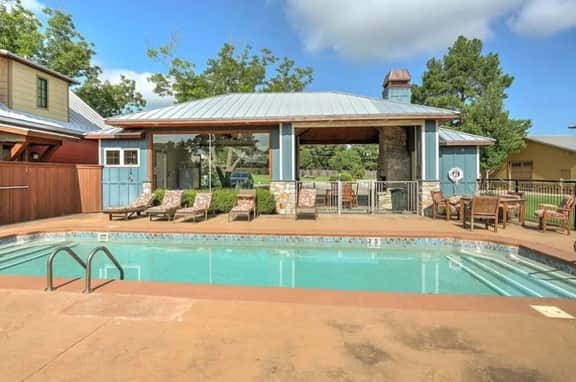 New low prices! Hot tub, pool, boat docks!