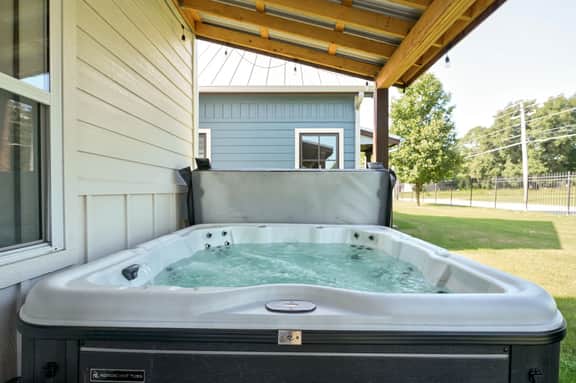 New low prices! Hot tub, pool, boat docks!