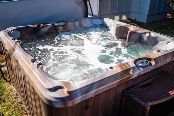 15% off gorgeous cottage, hot tub, pool, fishing ponds, streams, waterfalls!