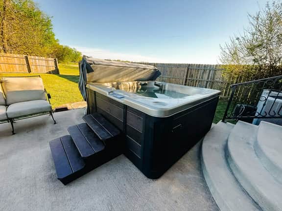 Stunning Views, Hot Tub, Pool Table, new furniture!