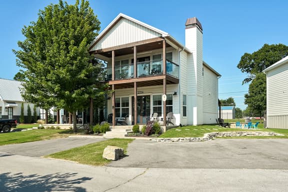 New low prices! Hot tub, pool, boat docks!