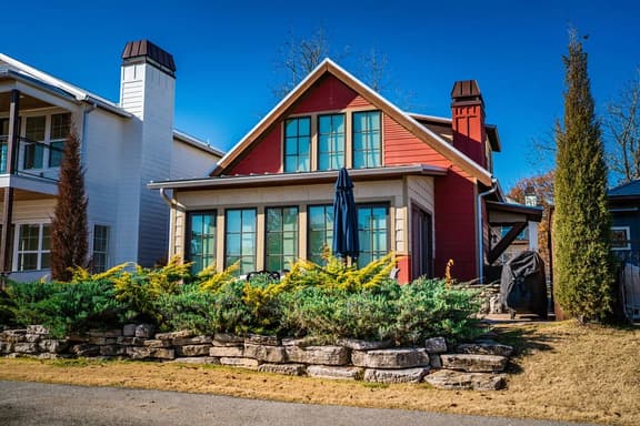 15% off gorgeous cottage, hot tub, pool, fishing ponds, streams, waterfalls!